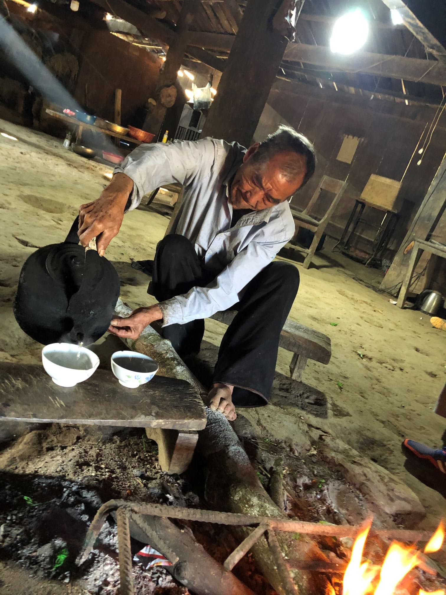 Service du thé par un Hmong centenaire au nord du Vietnam / carnetdethe