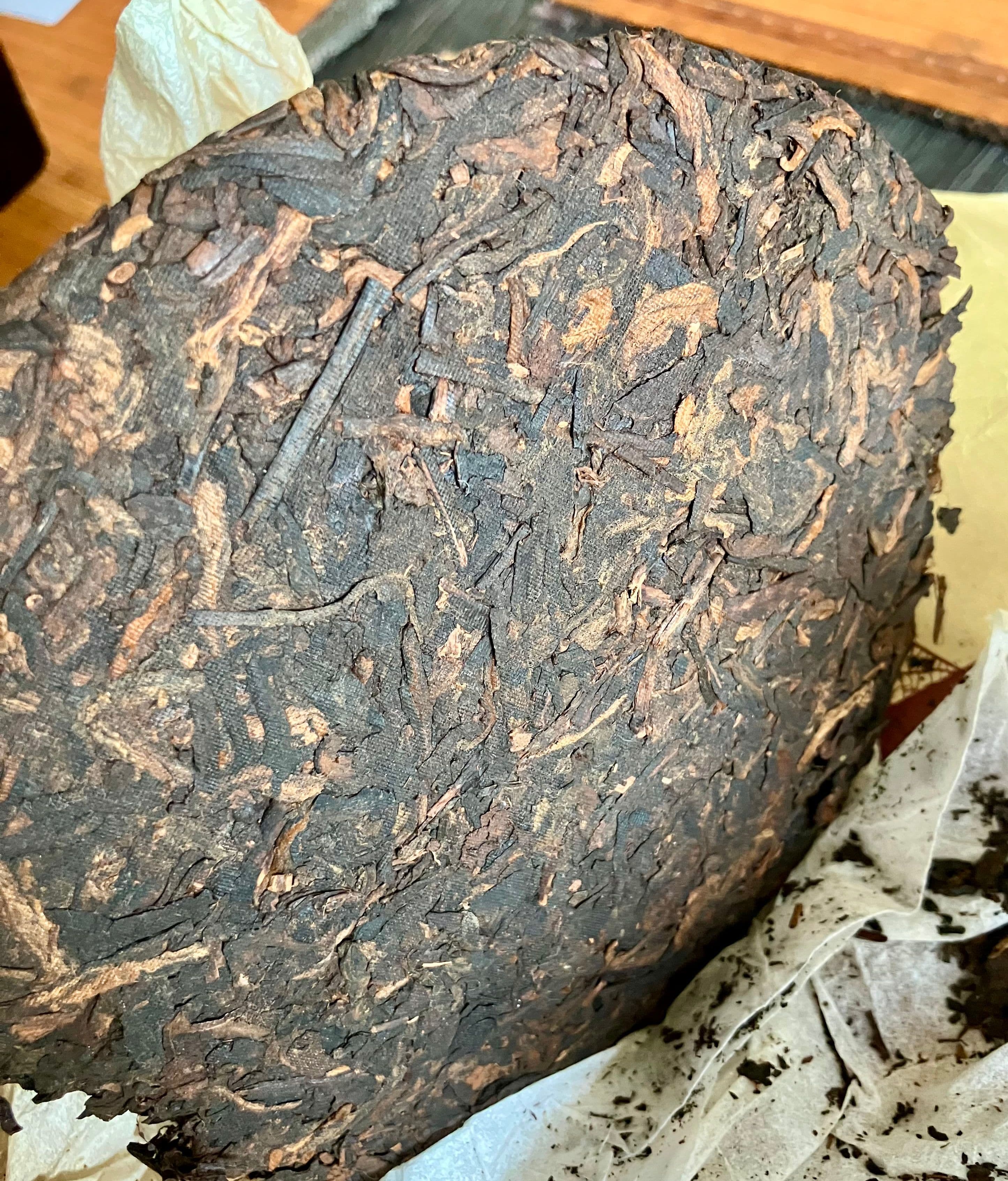 Thé sombre puerh shou compressé en galette