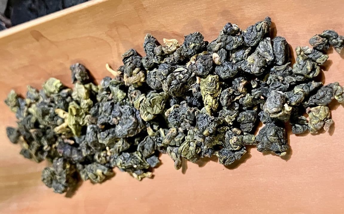 oolong (ou thé bleu vert) roulé en perles de Taiwan / carnetdethe